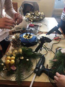 Izdelava adventnih aranžmajev v Dnevnem centru za vse generacije Straža 2